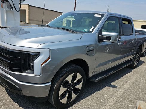 Used 2023 Ford F150 Lightning Platinum AWD/4WD image 9