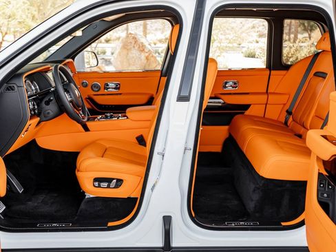 Used 2023 Rolls-Royce Cullinan Black Badge w/ Dark Exterior Package image 27