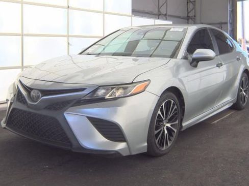 Used 2018 Toyota Camry SE FWD image 1