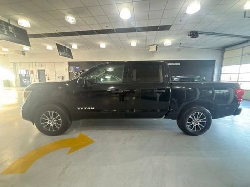 Used 2022 Nissan Titan SV AWD/4WD image 2