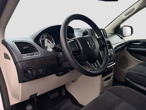 Used 2019 Dodge Grand Caravan SE image 10