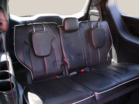 Used 2021 Chrysler Pacifica Limited w/ Uconnect Theater Family Group AWD/4WD image 21
