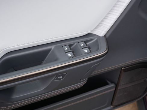 Used 2026 Rivian R1S Premium image 19