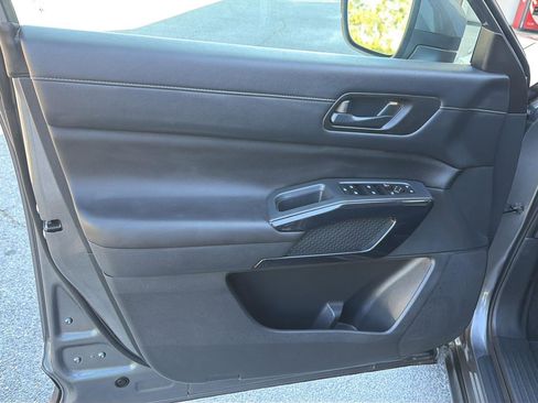 Used 2025 Nissan Pathfinder SV FWD image 17
