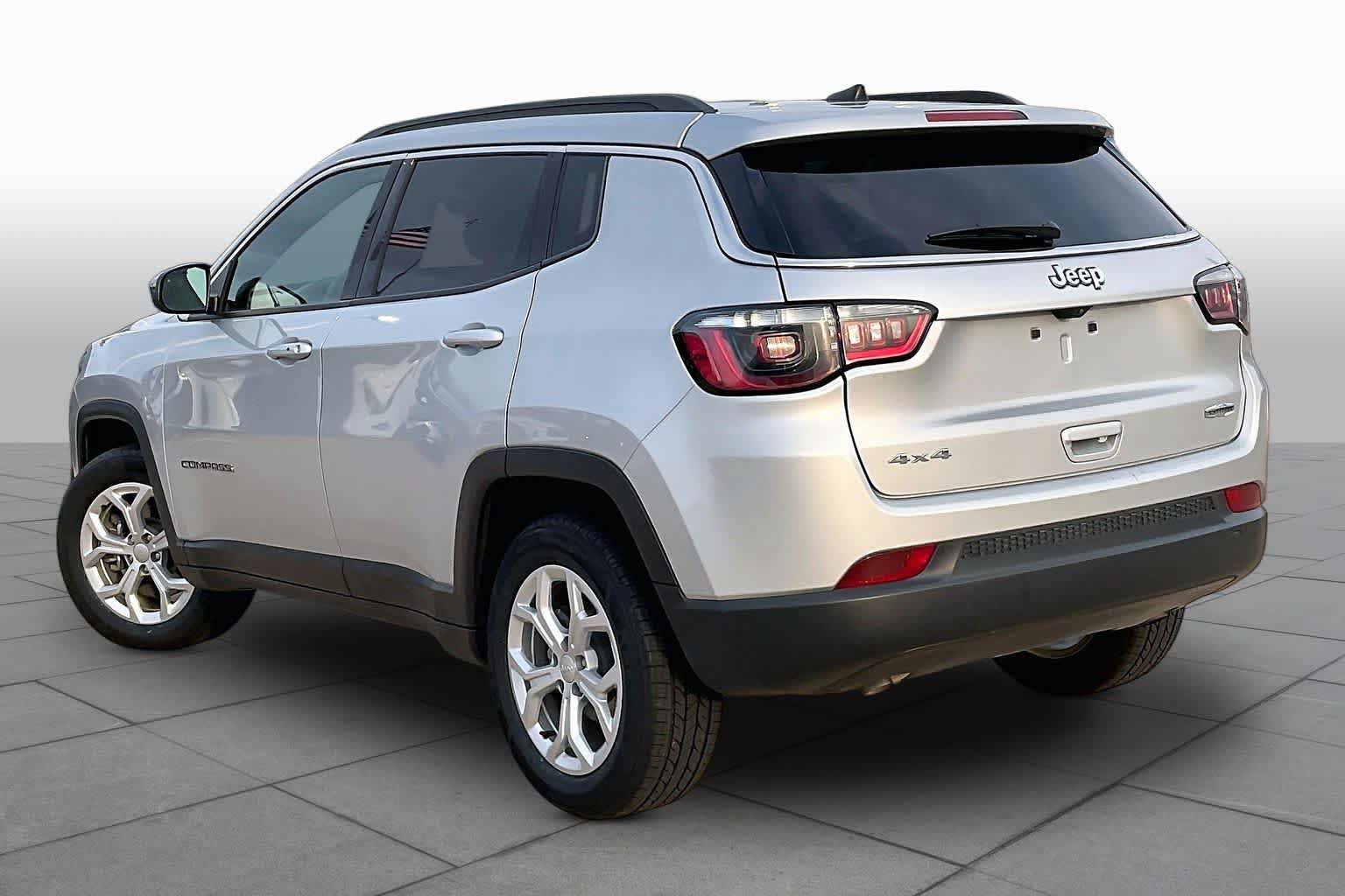 Used 2024 Jeep Compass Latitude AWD/4WD image 13