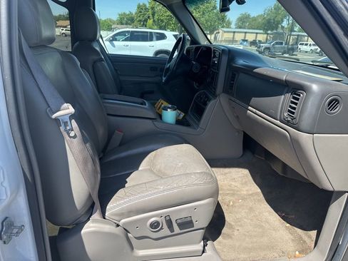 Used 2005 GMC Yukon XL SLT w/ SLT Preferred Equipment Group AWD/4WD image 17