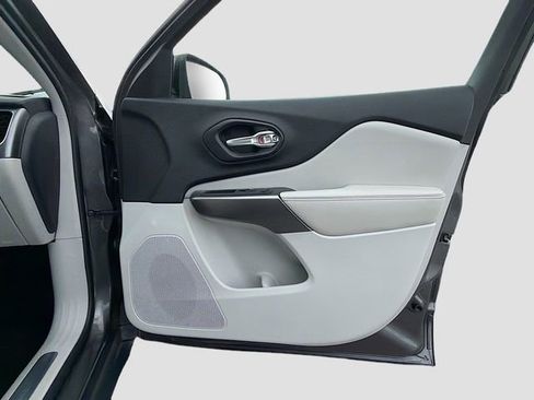 Used 2020 Jeep Cherokee Limited image 19