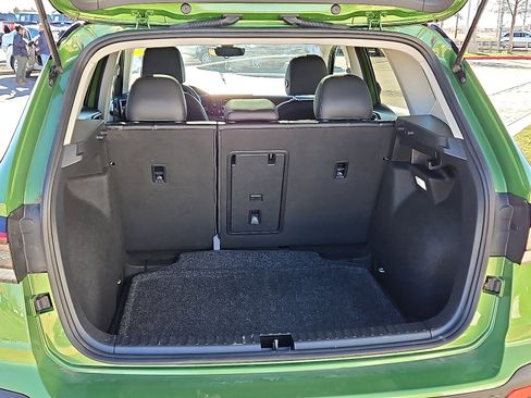 Certified 2025 Volkswagen Taos SE image 6