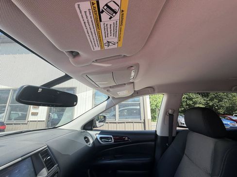 Used 2018 Nissan Pathfinder SV AWD/4WD image 16