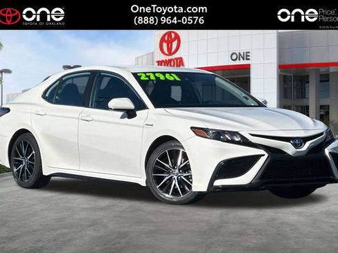 Used 2021 Toyota Camry SE image 1