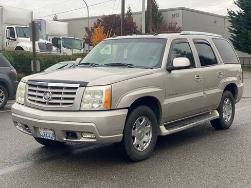 Used 2004 Cadillac Escalade Luxury image 3