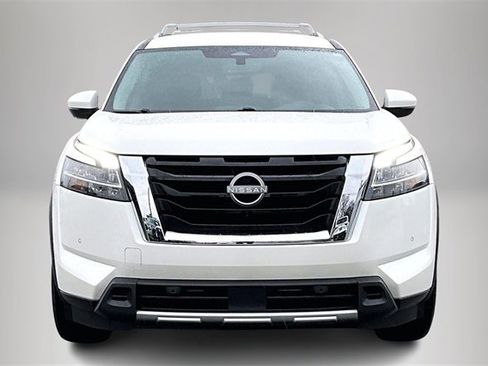 Used 2024 Nissan Pathfinder SL w/ Lighting Package (N92) image 3