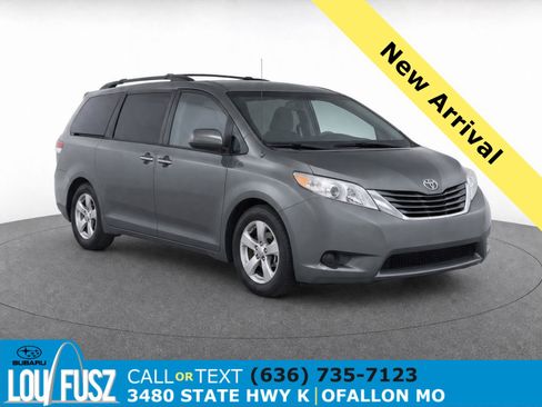 Used 2013 Toyota Sienna LE w/ Towing Pkg FWD image 1