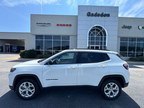 Used 2024 Jeep Compass Latitude AWD/4WD image 16