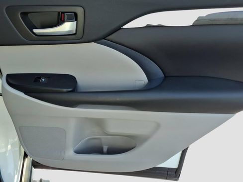 Used 2019 Toyota Highlander Limited FWD image 11
