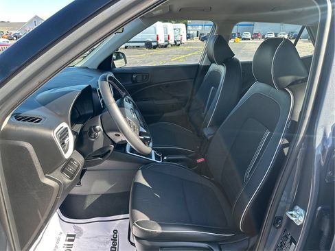 Used 2025 Hyundai Venue Limited FWD image 9