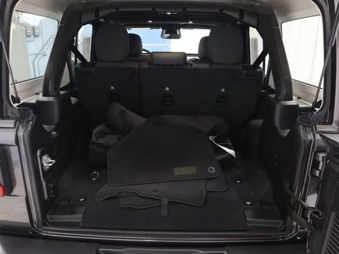 Used 2025 Jeep Wrangler Unlimited Sahara image 17