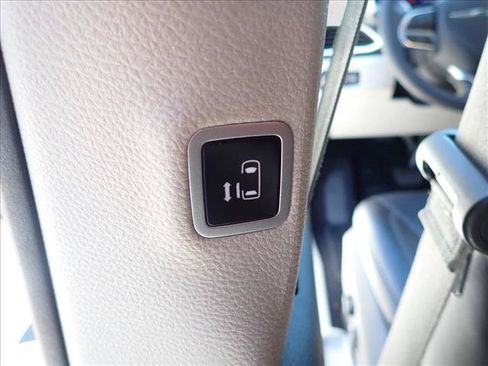 Used 2024 Chrysler Pacifica Touring-L FWD image 10