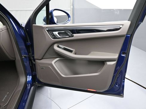 Certified 2026 Porsche Macan AWD/4WD image 29