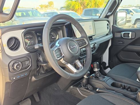 Used 2025 Jeep Wrangler Unlimited Sahara AWD/4WD image 12