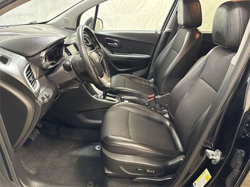 Certified 2022 Chevrolet Trax LT w/ Midnight Edition image 10
