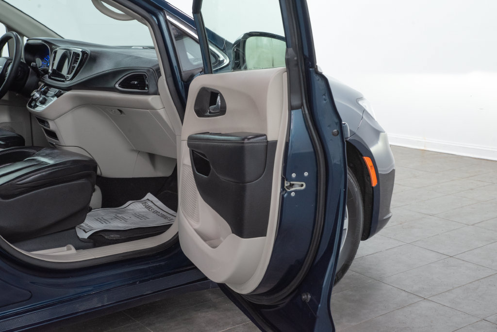 Used 2024 Chrysler Pacifica Limited FWD image 19