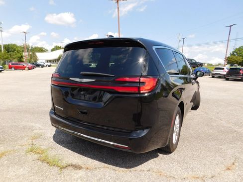 Used 2024 Chrysler Pacifica Touring-L FWD image 6