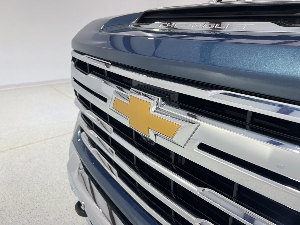 Used 2025 Chevrolet Silverado 2500 LTZ w/ LTZ Premium Package AWD/4WD image 29