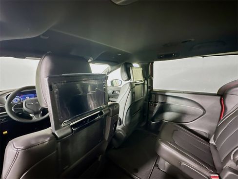 New 2026 Chrysler Pacifica Select image 21