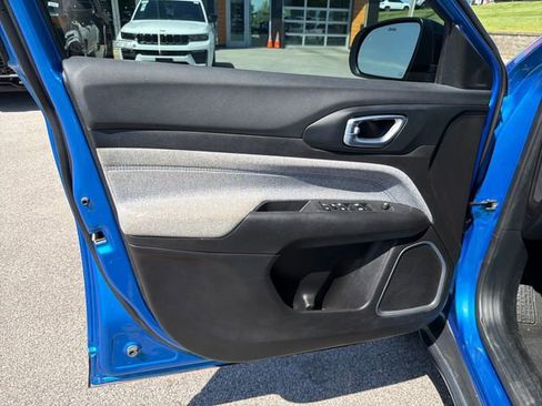 Used 2025 Jeep Compass Latitude AWD/4WD image 18