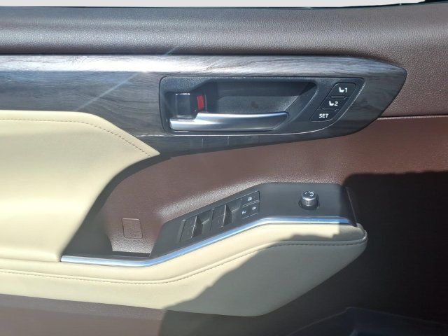Used 2021 Toyota Highlander Platinum FWD image 15
