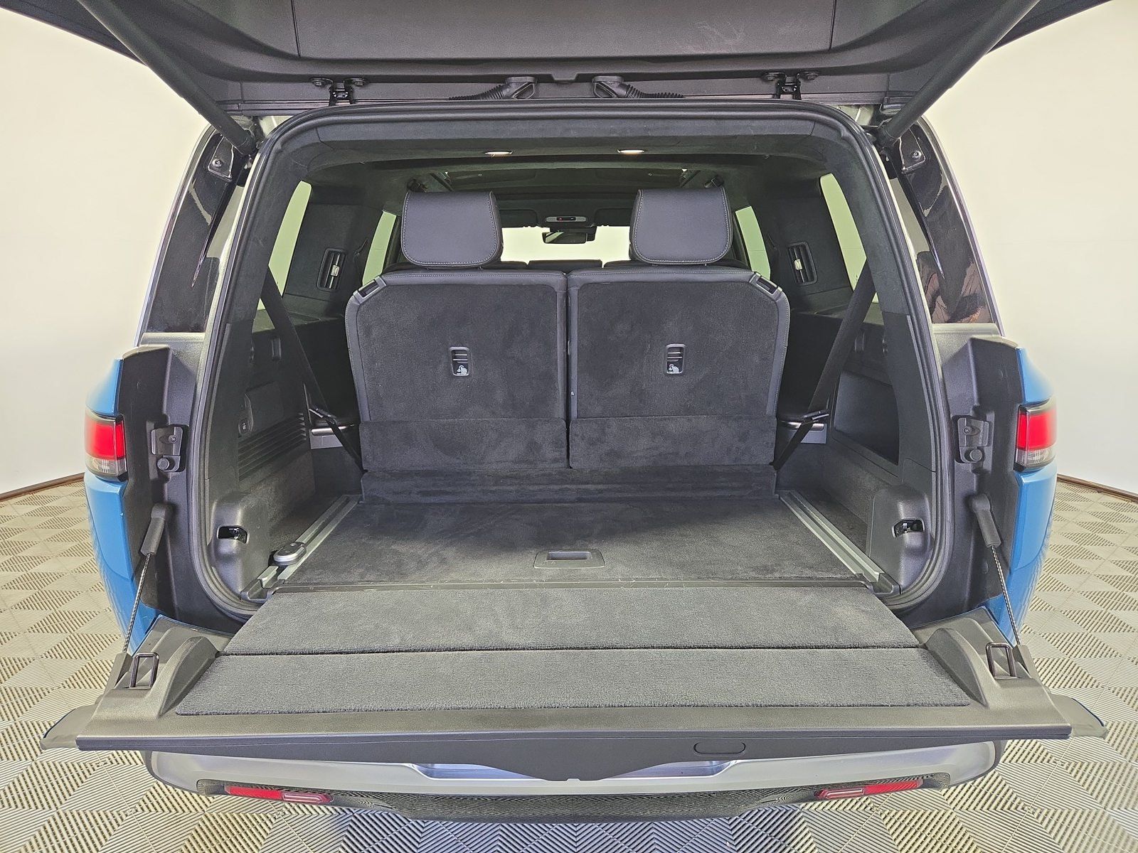 Used 2025 Rivian R1S Adventure Dual AWD/4WD image 15
