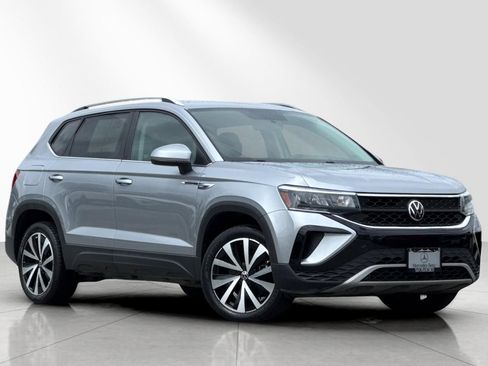 Used 2022 Volkswagen Taos SE FWD image 2