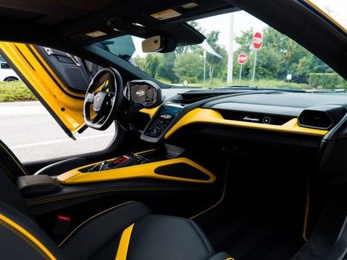 Used 2025 Lamborghini Revuelto AWD/4WD image 31