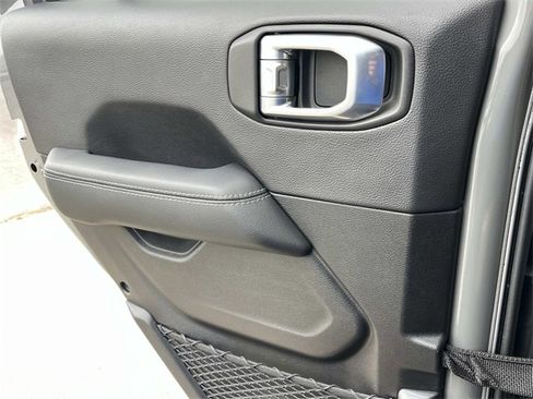 Used 2021 Jeep Gladiator Overland w/ Popular Equipment Package image 18