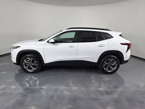 Used 2025 Chevrolet Trax LT FWD image 8