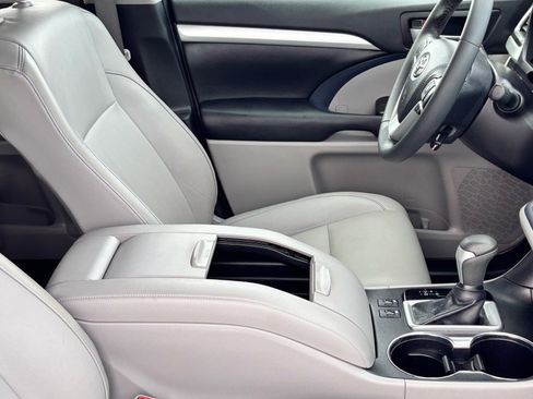 Used 2019 Toyota Highlander XLE w/ Carpet Mat Package (TMS) image 10