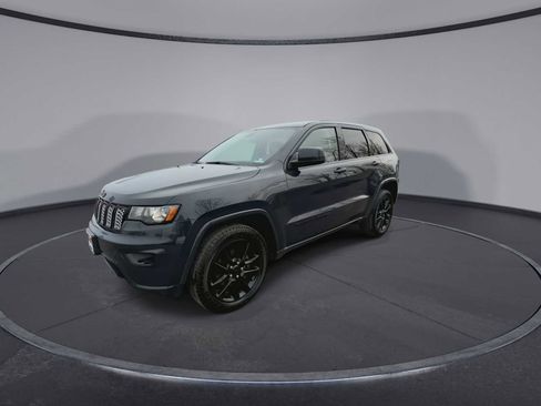 Used 2017 Jeep Grand Cherokee Altitude image 4