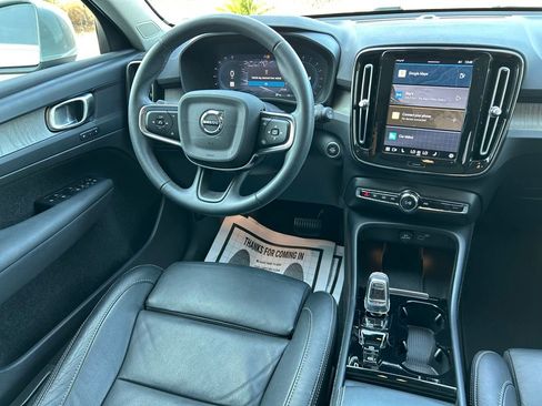 Used 2023 Volvo XC40 B5 Plus image 9