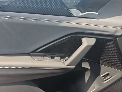 Used 2025 Volkswagen Tiguan SE image 25