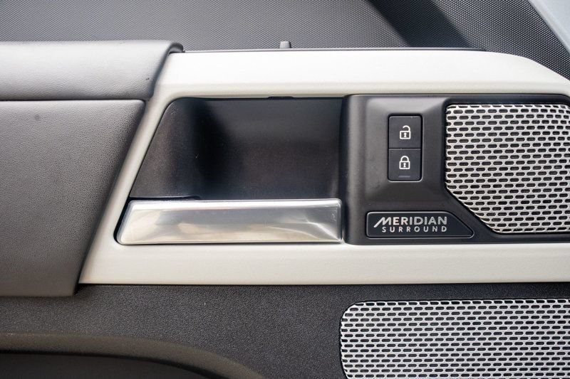 Used 2023 Land Rover Defender 130 SE AWD/4WD image 40