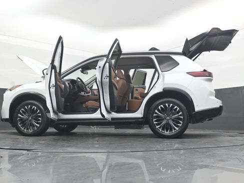 Certified 2025 Nissan Rogue Platinum w/ Platinum Premium Package FWD image 38
