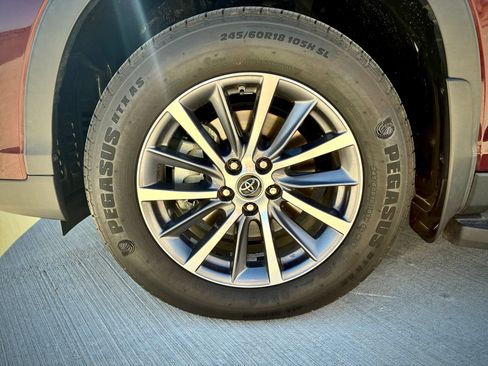 Used 2019 Toyota Highlander XLE FWD image 19