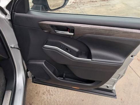 Used 2023 Toyota Highlander Limited image 32