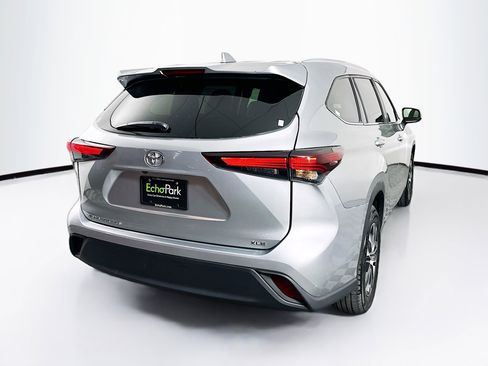 Used 2024 Toyota Highlander XLE FWD image 9