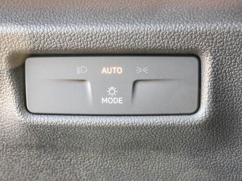 Used 2025 Volkswagen Tiguan SE image 16