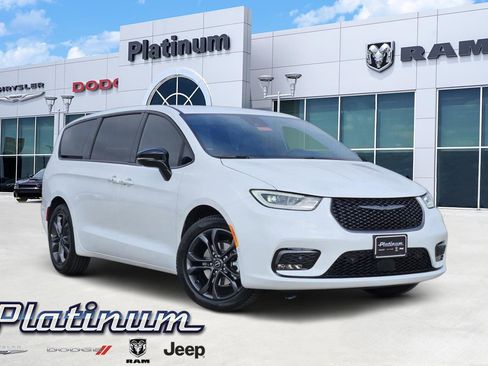 New 2026 Chrysler Pacifica Select image 1