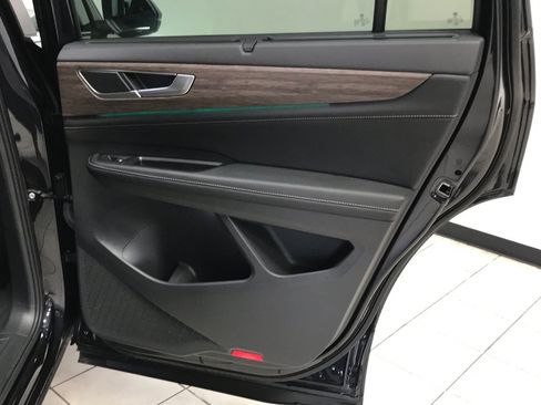 Used 2025 Volkswagen Atlas SEL AWD/4WD image 14