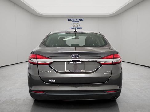 Used 2017 Ford Fusion SE w/ Fusion SE Technology Package FWD image 4
