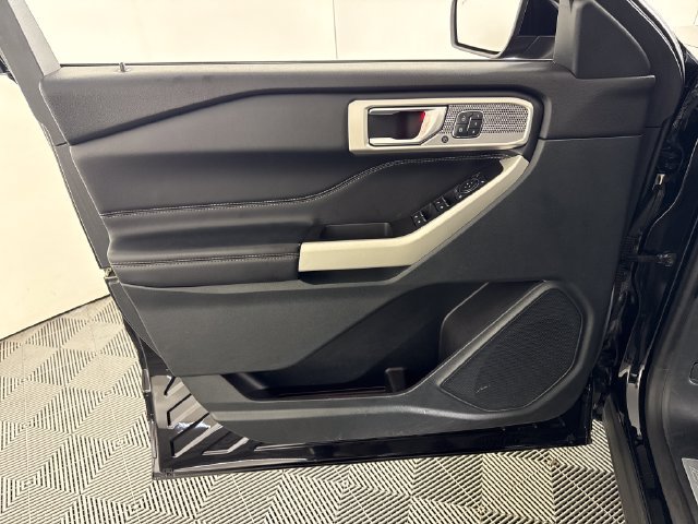 Used 2021 Ford Explorer Limited w/ Equipment Group 301A AWD/4WD image 28